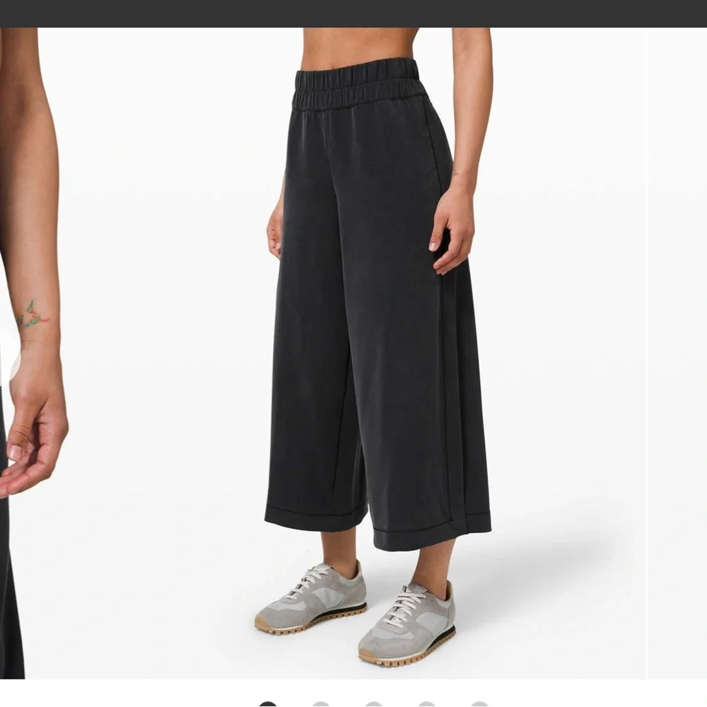 Lululemon Seek Softness Mid Rise Crop Black